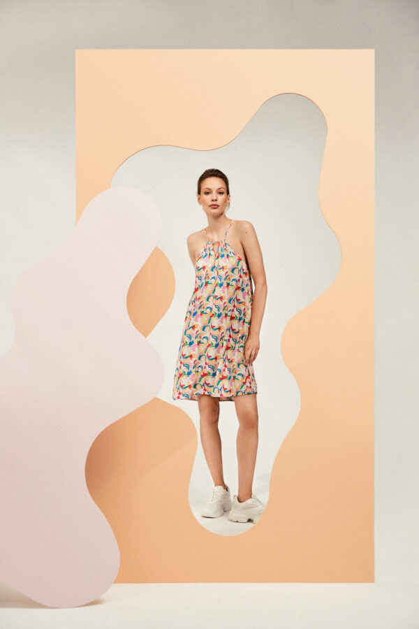 Wzorzysta sukienka na ramiączka