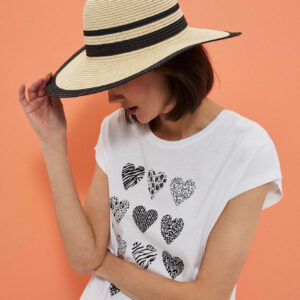 Kapelusz słomkowy z szerokim rondem ozdobiony paskami piaskowy