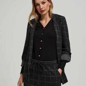 Marynarka w kratę z podwijanymi rękawami