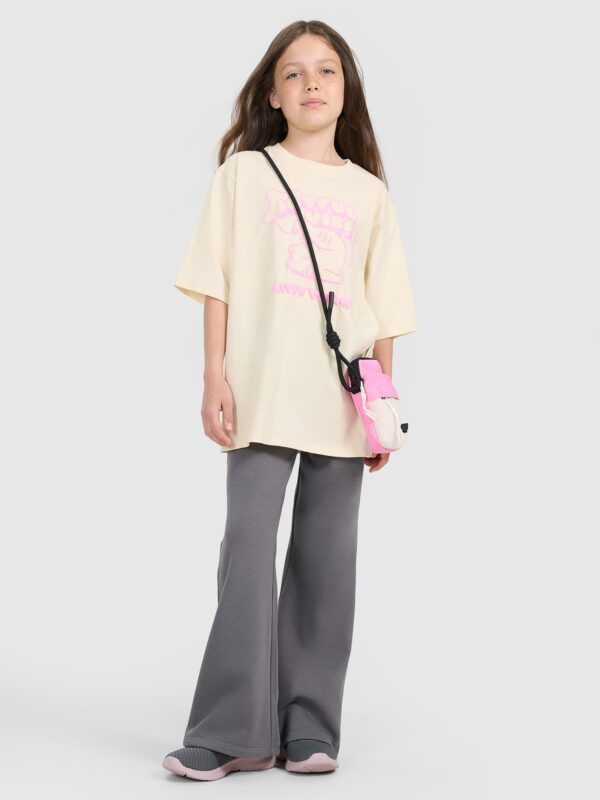 fd5eb5cdaca1f1611d3af4a332d31efc64246b99 4F T-shirt oversize z nadrukiem dziewczęcy - beżowy 146 (10-11 lat)