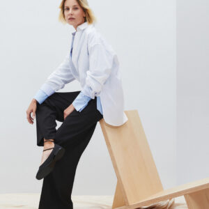 Gładka koszula z przedłużonym tyłem biała