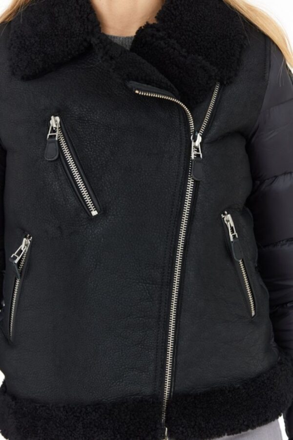 BLAUER Czarny kożuch damski z pikowanymi rękawami