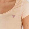 GUESS Brzoskwiniowy t-shirt damski z efektem sprania