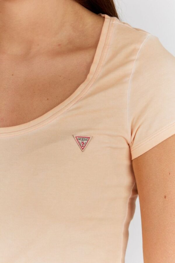 GUESS Brzoskwiniowy t-shirt damski z efektem sprania