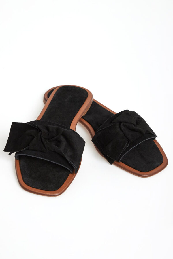 0d47a03b2cf75ea4d52a8bd240fd1072e939e290 Klapki damskie Cesare MARELLA