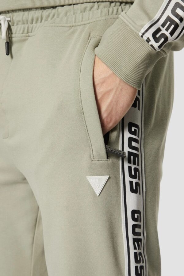 GUESS Zielone męskie spodnie dresowe z lampasami New Arlo