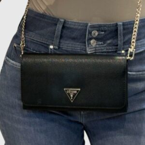 1e3f2f8ac97f00b5830fab68987987a8947712bc GUESS Czarny damski portfel na łańcuszku Noelle