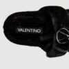 VALENTINO Czarne klapki damskie z syntetycznego futerka