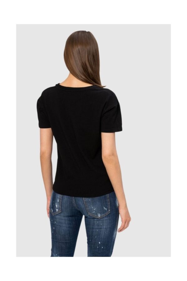 26e7876415e84ebd4148238b888e70e7f57e6cca MOSCHINO Czarny t-shirt damski z logo i kwiatami