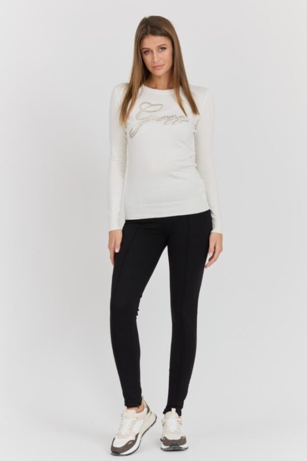 2be52347effe38fc5f623b920d5a439ac7447880 GUESS Biały damski sweter Olive z haftowanym logo