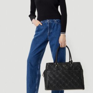 31e3f626e6f54f49c831c868664b0c11f2da172d GUESS Czarna damska podróżna torebka Adelasia