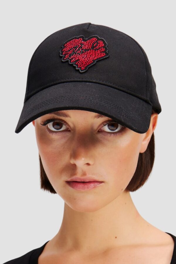 KARL LAGERFELD Czarna damska czapka z daszkiem z serce