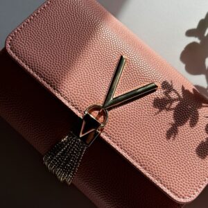 487f921d22da12b22c4fb53ff5948eb1e2924c2b VALENTINO Mała różowa kopertówka Divina Pochette