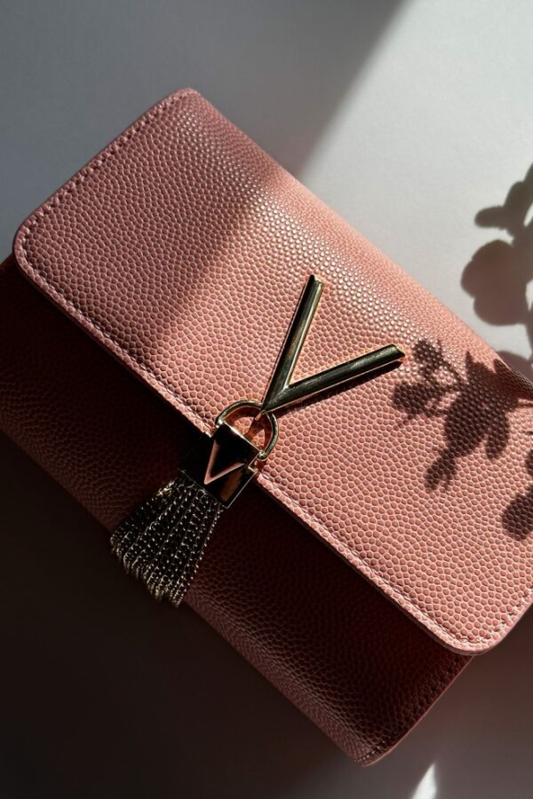 VALENTINO Mała różowa kopertówka Divina Pochette