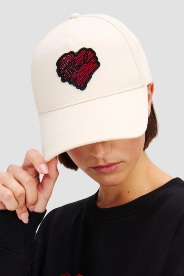 49be9a3e57d1391ac2ae7bc50192c324e9f8abaa KARL LAGERFELD Beżowa damska czapka z daszkiem z serce