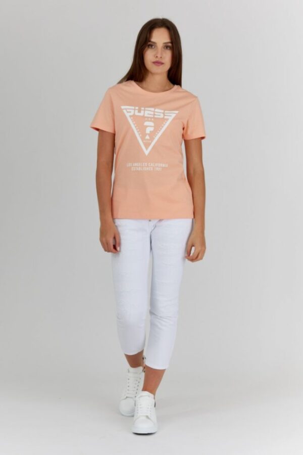 4af28801e152eefdadcebe1a19aa53ece7980d29 GUESS Brzoskwiniowy t-shirt damski z białym logo
