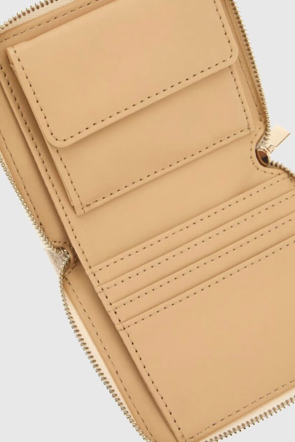 GUESS Brązowy mały portfel damski Adelasia