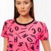 MOSCHINO Różowy t-shirt damski w czarne litery