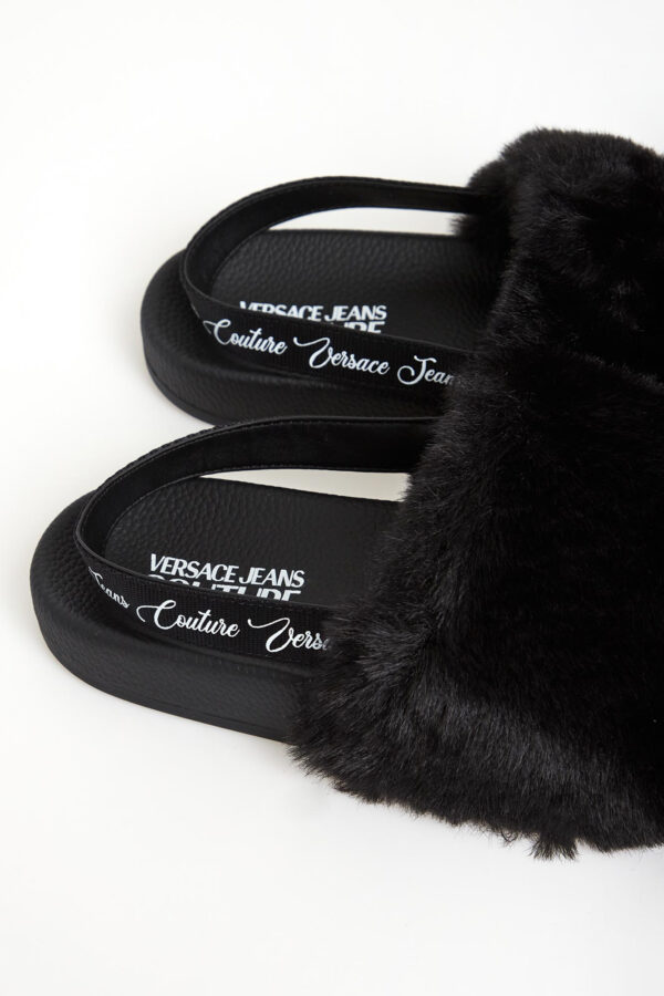 623cad2ff691d38f4dc5962c807c4a7ab953d140 Klapki damskie z futerkiem VERSACE JEANS COUTURE