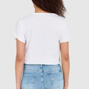 777db4e55a66ab3c26e607d3cc571e36c0a656f2 GUESS Biały krótki t-shirt damski bawełniany z surowym wykończeniem boxy fit