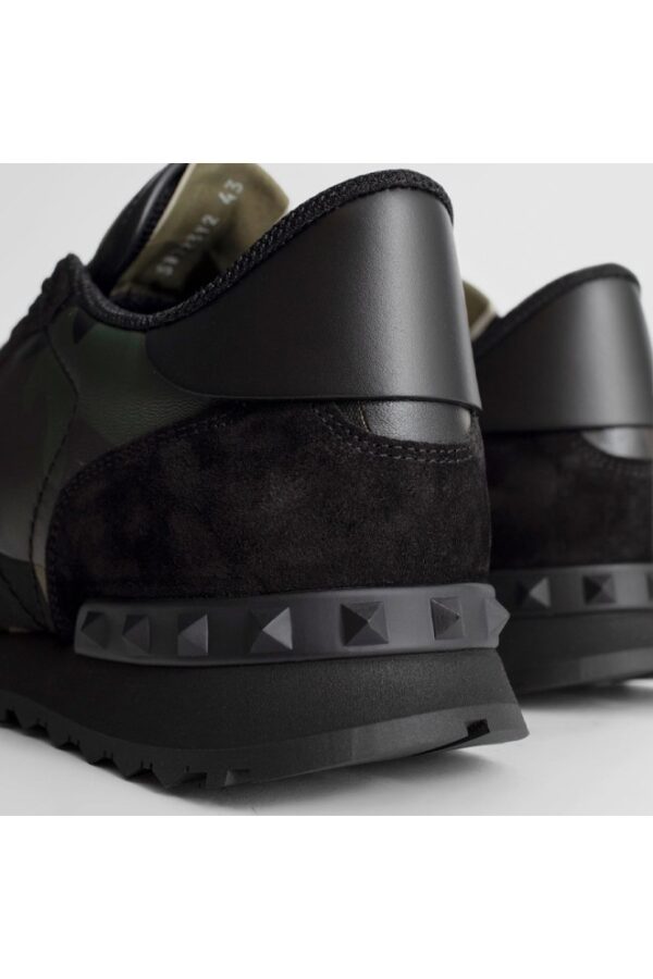 VALENTINO GARAVANI Czarne sneakersy rockrunner w kamuflażu khaki