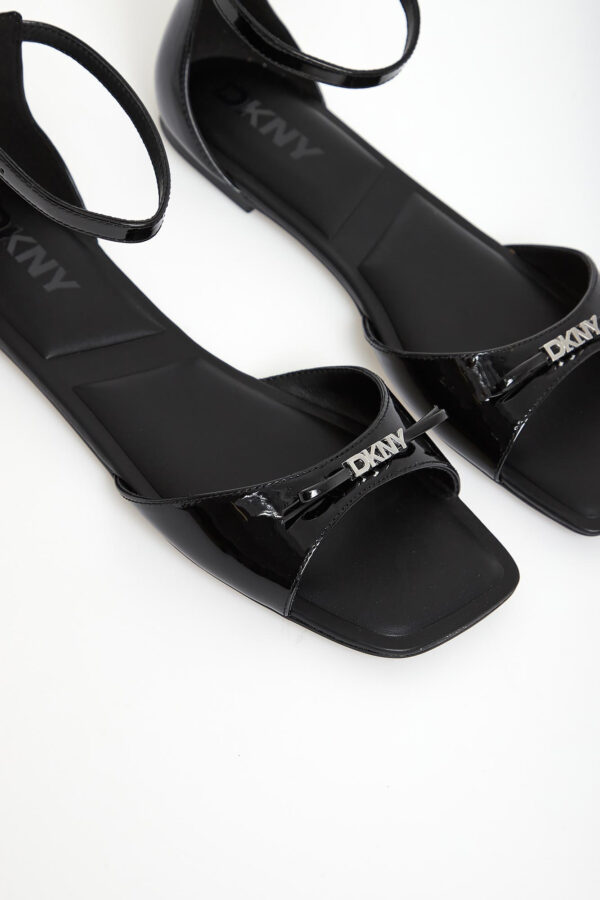 Sandały damskie lakierowane DKNY