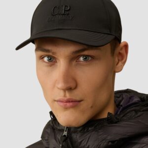 80b8548b724c8ee2b5a7eb322b13dd323b577ee0 C.P. COMPANY Czarna atlasowa czapka z daszkie