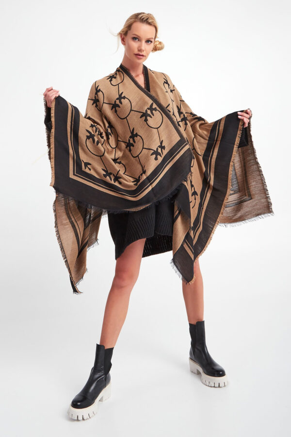 8c009c97dd98d6c1ec72af3e5629f31d61c8e7c7 Ponczo Podor PINKO