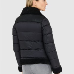 9f2e6b5d02cdab4a93625211b133c1c6fb409eff BLAUER Czarny kożuch damski z pikowanymi rękawami