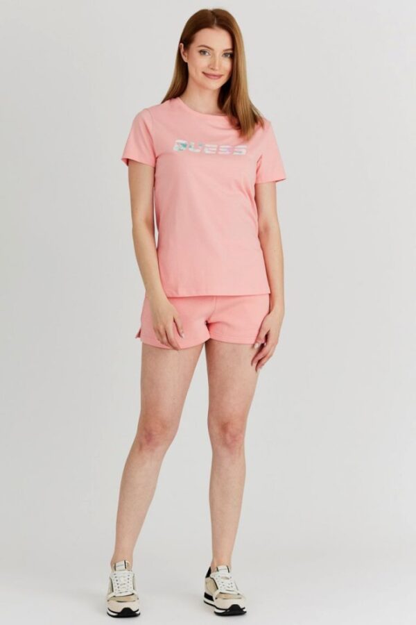 a6526424a70930489bca55d6f77c3ea66544b04c GUESS Brzoskwiniowy t-shirt damski z kolorowym logo