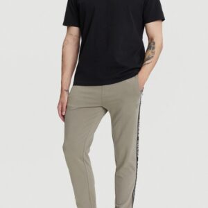 b5cb8a819080abda8725ccc219db505ba92058a2 GUESS Zielone męskie spodnie dresowe z lampasami New Arlo