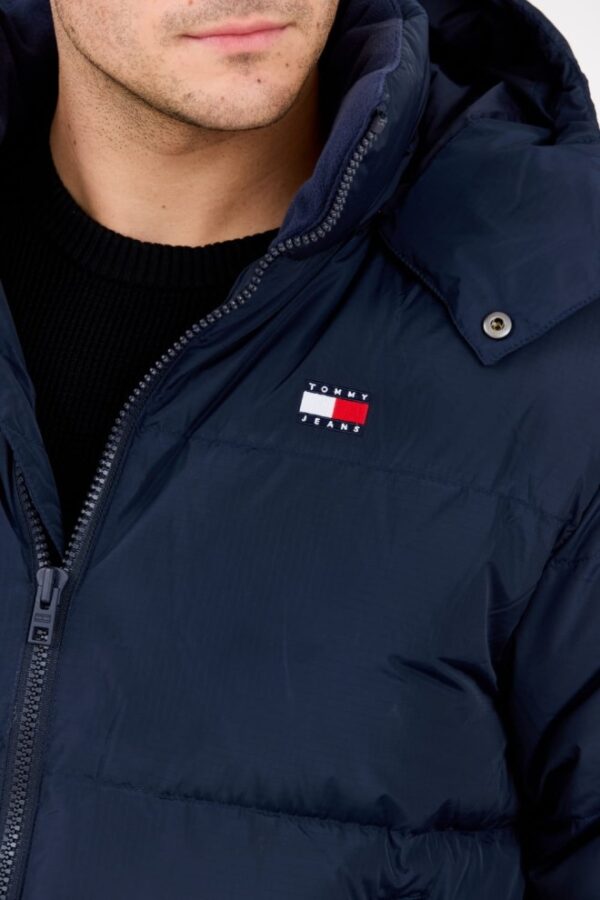 TOMMY JEANS Granatowa męska puchowa kurtka z dużym logo Alaska