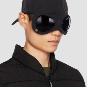 C.P. COMPANY Czarna męska czapka z daszkiem oraz goglami