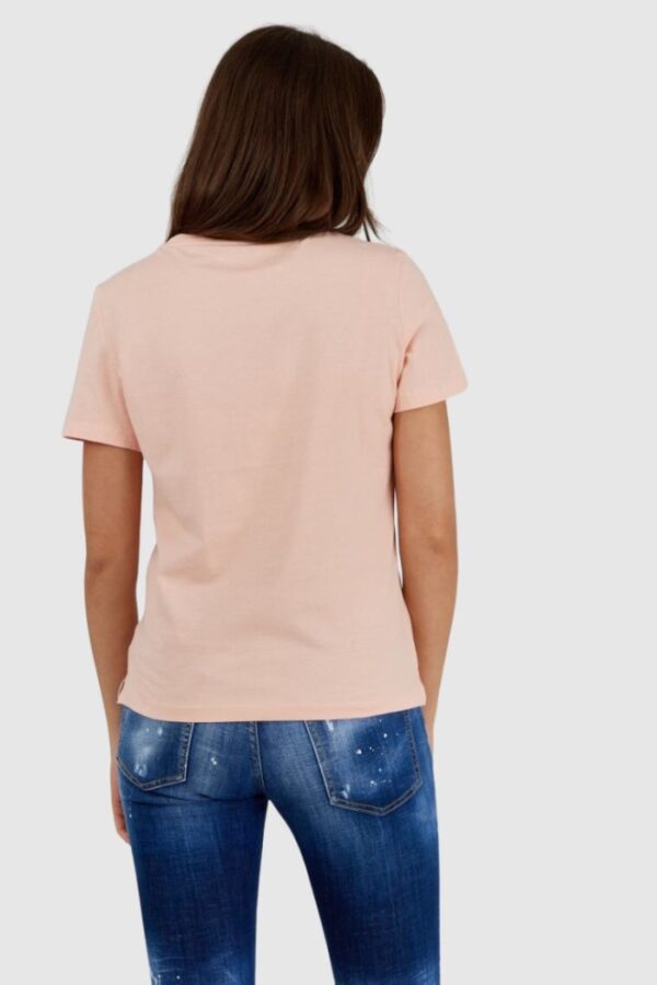 c6789d19e0572872915efb6eff713b4d5260d5a6 GUESS Brzoskwiniowy t-shirt damski z trójkątnym logo