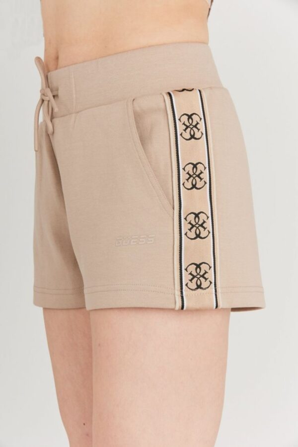 c8c2e3159ef8da65c43dd4548aaf403ba32fe3c3 GUESS Beżowe szorty damskie z lampasami w logo