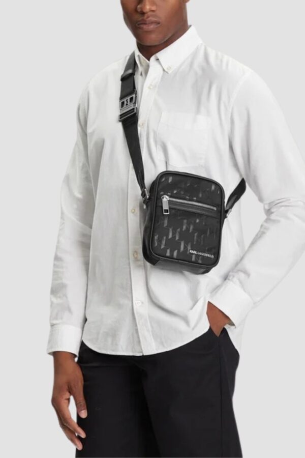 d1402b64f6c7566dd4180fa37f32dac237664fe7 KARL LAGERFELD Czarna męska saszetka z monograme