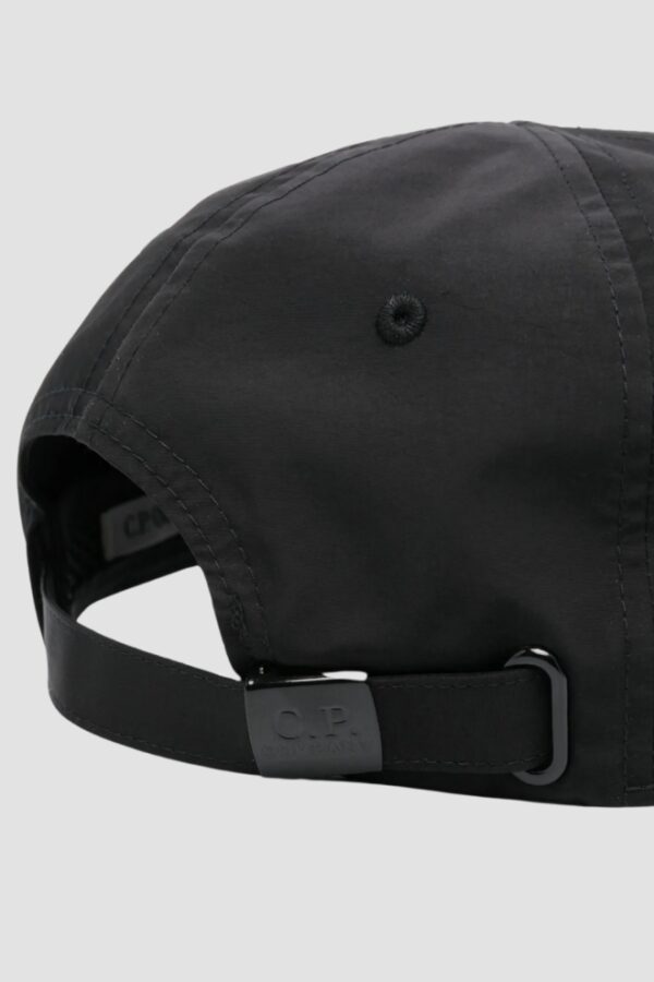 C.P. COMPANY Czarna atlasowa czapka z daszkie