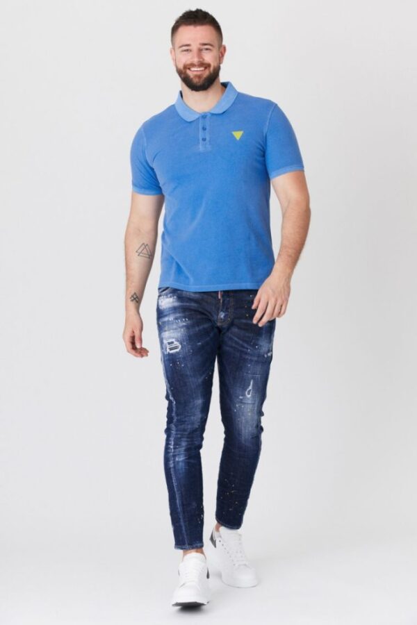 e81f613194ea654cc7118d02e43a2694a597db80 GUESS Niebieska męska koszulka polo z żółtym logo
