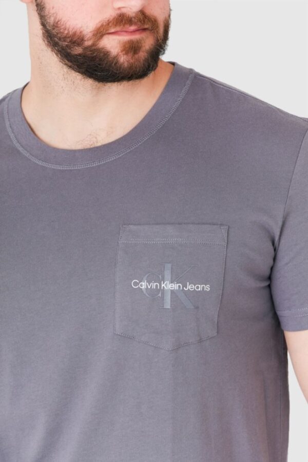 ea259ae4ff99efaa423eb79dea946221cef37228 CALVIN KLEIN JEANS Szary t-shirt męski z logo