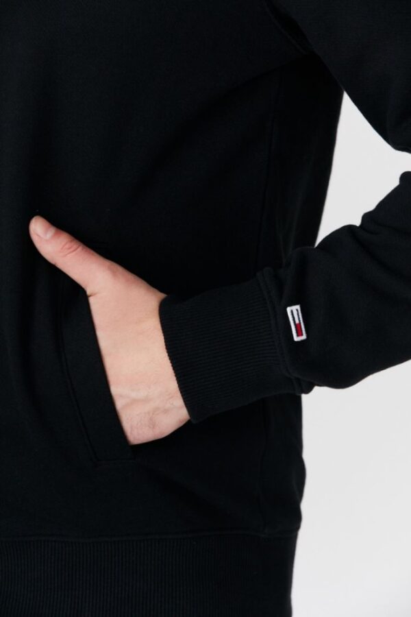 ea68639540bae5255fe48c51418143420164e230 TOMMY JEANS Czarna bluza męska na zamek z dużym logo