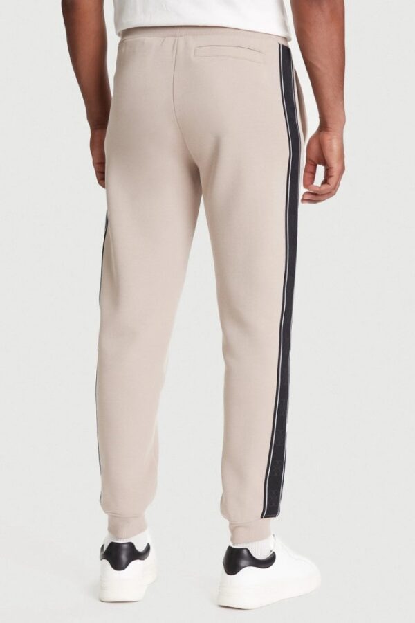 GUESS Beżowe spodnie męskie z lampasami Mickey