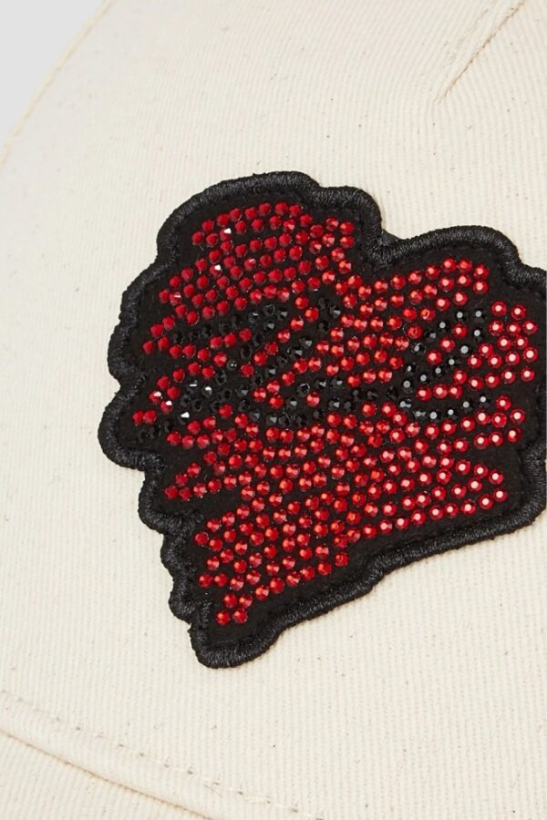 ee142b358faea3914aed06c1d00e6abb547c4e96 KARL LAGERFELD Beżowa damska czapka z daszkiem z serce