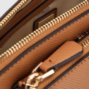 ef1024170107db005dd22af81f38d62f861958c9 GUESS Brązowa kopertówka damska Noelle