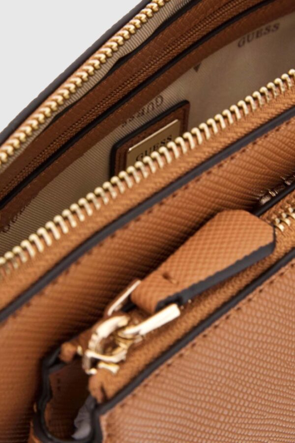 GUESS Brązowa kopertówka damska Noelle
