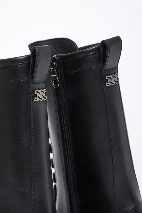 f083f16a56a74b3a12f547e36a06b5de4a2b0f57 Trapery damskie skórzane CASADEI