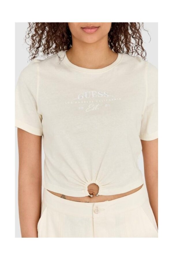 GUESS Kremowy t-shirt damski cropped fit piercing