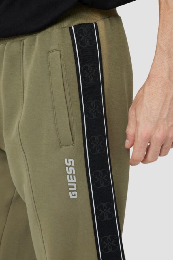 GUESS Zielone męskie spodnie dresowe z lampasami Mickey