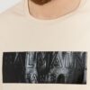 fec6b841703ce7fb8f32e322137d1bfd49f8d539 BALMAIN Beżowy t-shirt męski z aplikacją z logo